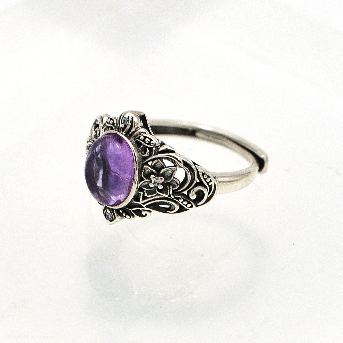 Amethyst Ring - 925 Sterling Silver with Vintage Engraving and Accent Stones-st-0040