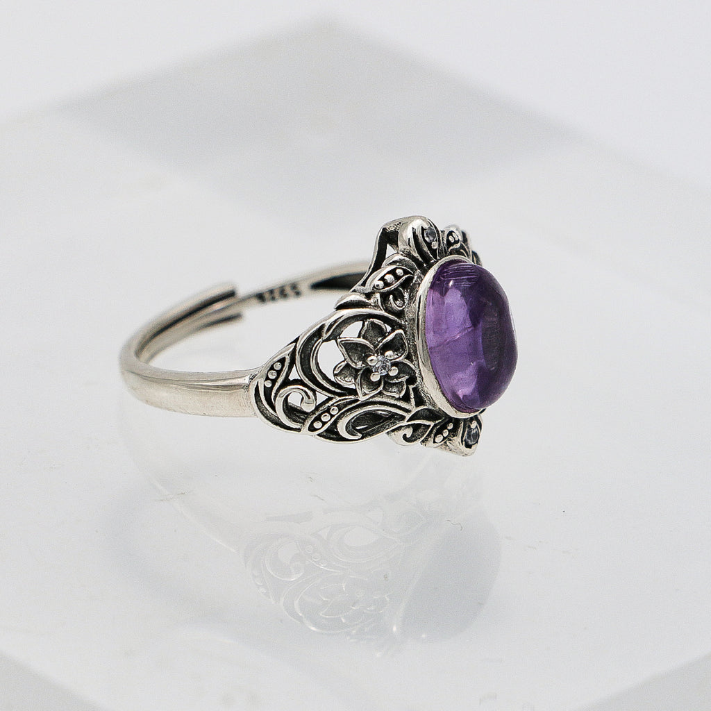 Amethyst Ring - 925 Sterling Silver with Vintage Engraving and Accent Stones-st-0040