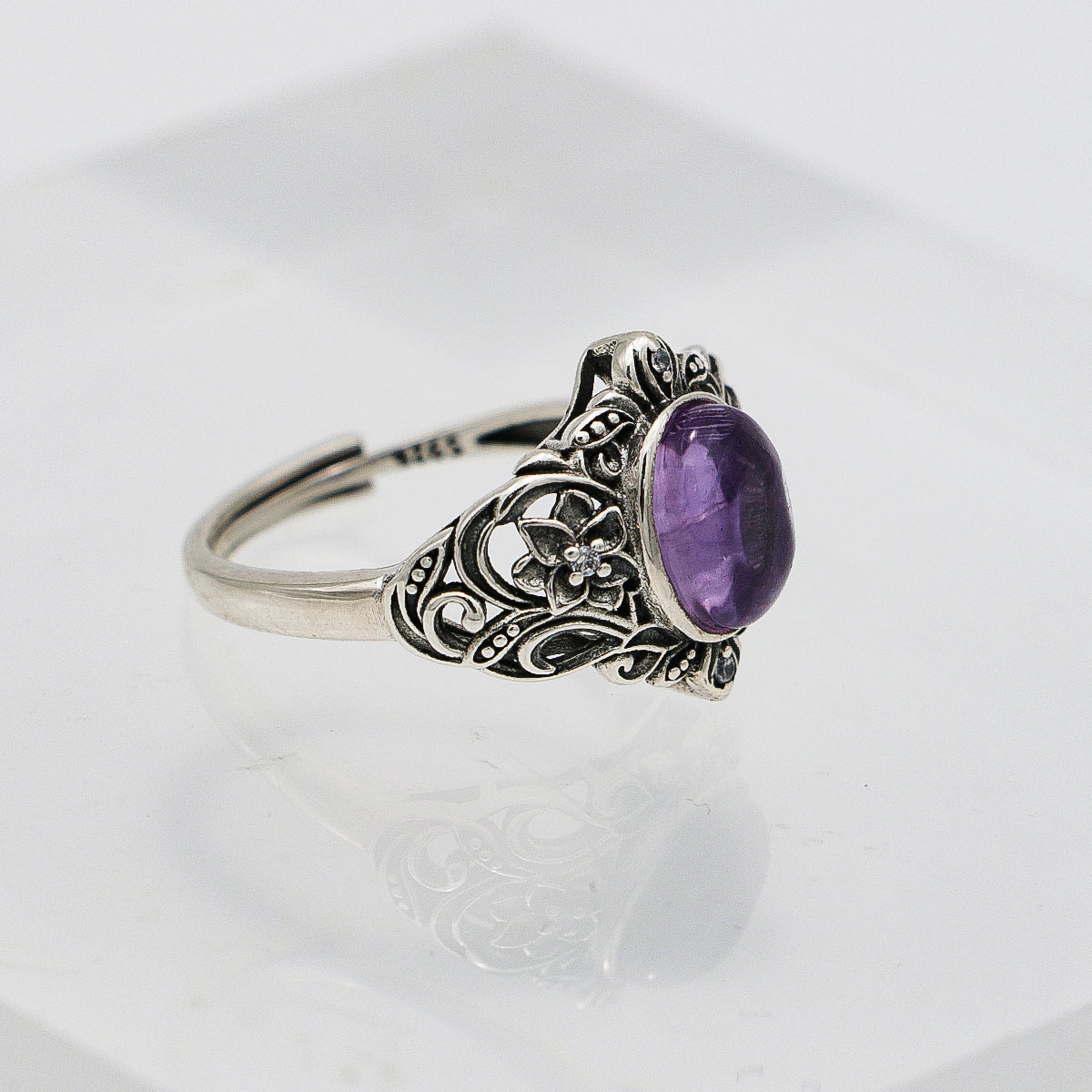 Amethyst Ring - 925 Sterling Silver with Vintage Engraving and Accent Stones-st-0040